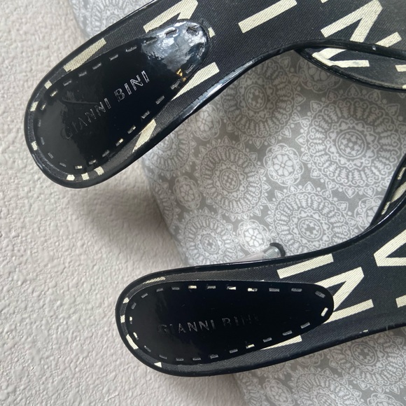 Gianni Bini~Black~Patent Leather~Slide~Pump~Peep Toe~Clear Acrylic Heel~Size 10 - Picture 7 of 14